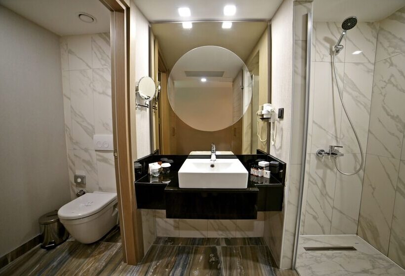 اتاق خانوادگی با چشمانداز دریا, Royal Wings