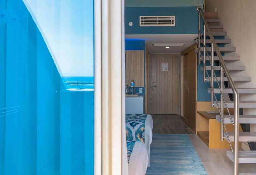 اتاق خانوادگی با چشمانداز دریا, Royal Wings