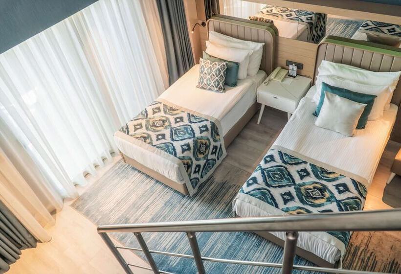 اتاق خانوادگی با چشمانداز دریا, Royal Wings