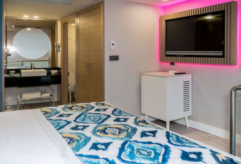 اتاق خانوادگی با چشمانداز دریا, Royal Wings