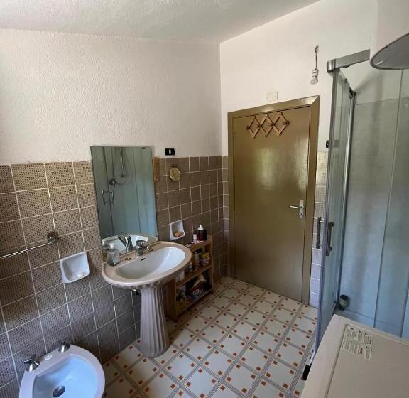 带共用浴室的标准房间, Stazzo Gallurese