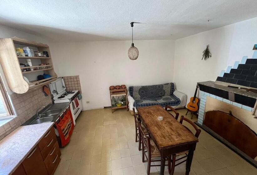 اتاق استاندارد با سرویس بهداشتی مشترک, Stazzo Gallurese