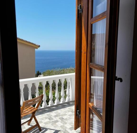 اتاق استاندارد, Traditional Old House