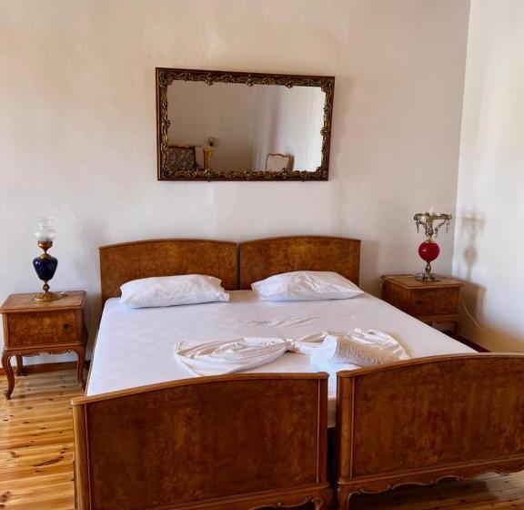 اتاق استاندارد, Traditional Old House