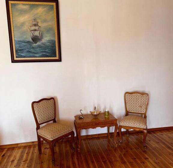 اتاق استاندارد, Traditional Old House