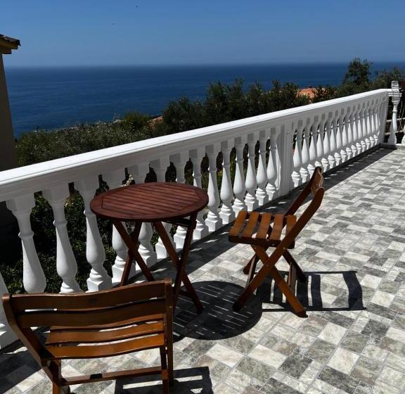 اتاق استاندارد, Traditional Old House