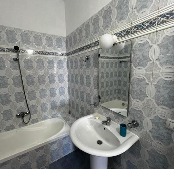 اتاق استاندارد, Traditional Old House