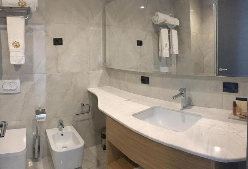 اتاق لوکس با چشم‌انداز دریا, Morina Palace