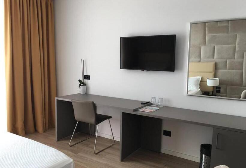 اتاق لوکس با چشم‌انداز دریا, Morina Palace