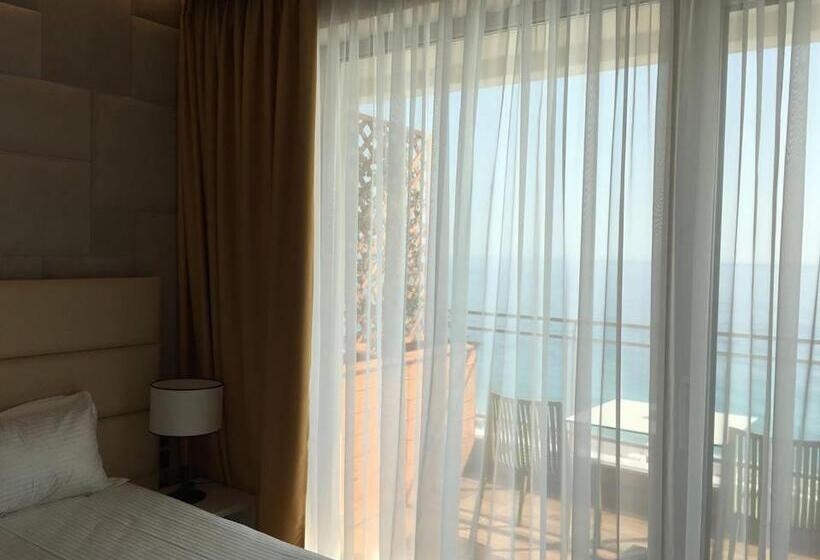 اتاق لوکس با چشم‌انداز دریا, Morina Palace