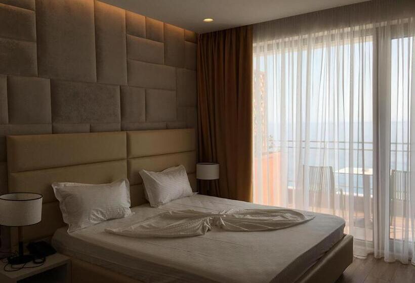 اتاق لوکس با چشم‌انداز دریا, Morina Palace