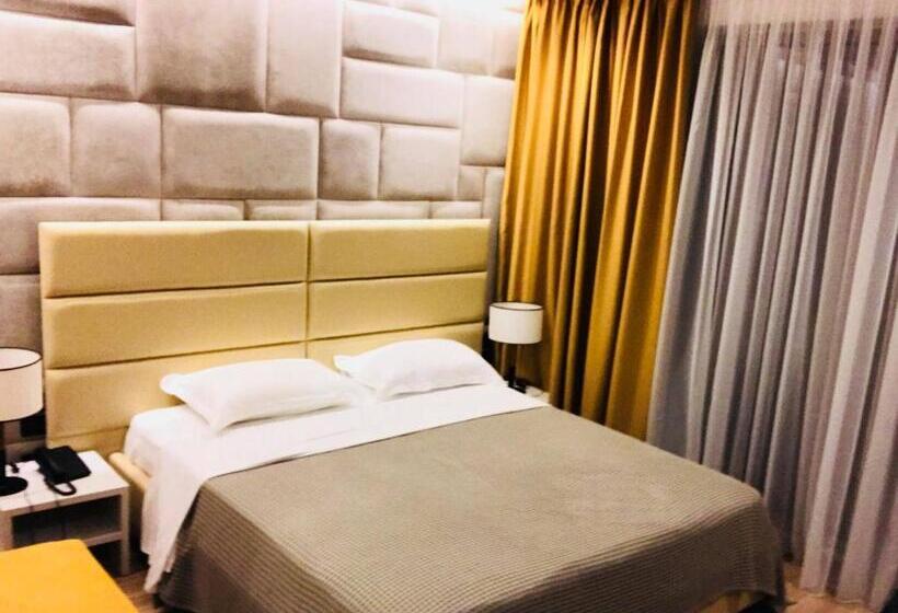 اتاق لوکس با چشم‌انداز دریا, Morina Palace