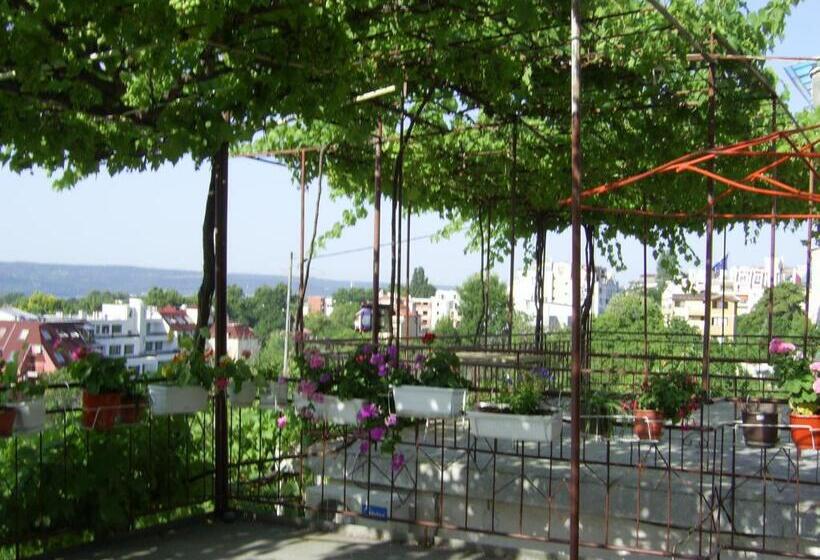 חדר סטנדרט לשלושה, New Worker Wo Za Diman