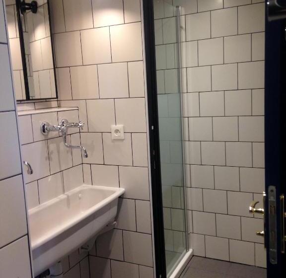 سرير فى غرفة مشتركة مزودة بحمام مشترك, Eklo Hotels Lille