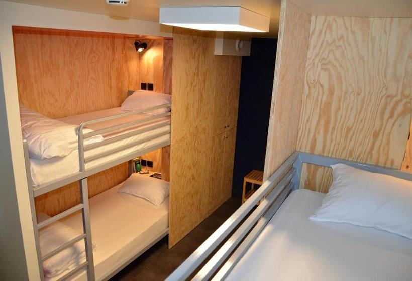 سرير فى غرفة مشتركة مزودة بحمام مشترك, Eklo Hotels Lille