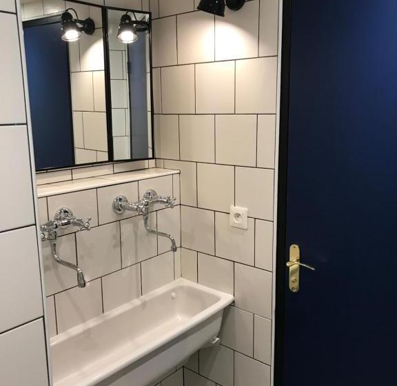 سرير فى غرفة مشتركه, Eklo Hotels Lille