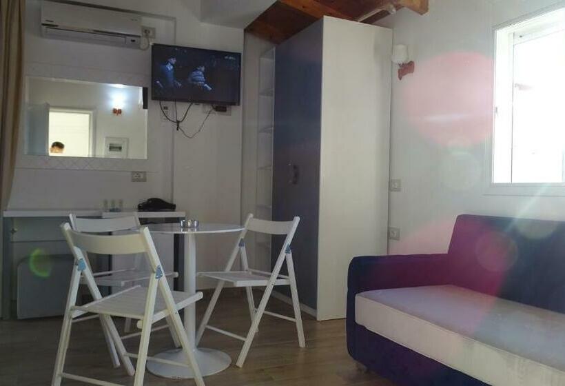 חדר דלוקס עם מרפסת נוף לים, Beach Restaurant Fabio