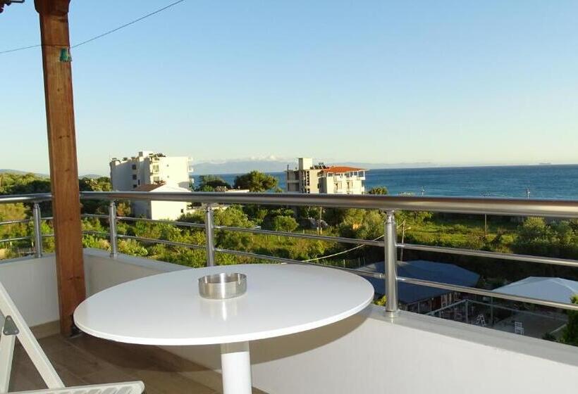 חדר דלוקס עם מרפסת נוף לים, Beach Restaurant Fabio