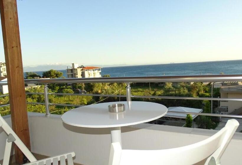 חדר דלוקס עם מרפסת נוף לים, Beach Restaurant Fabio