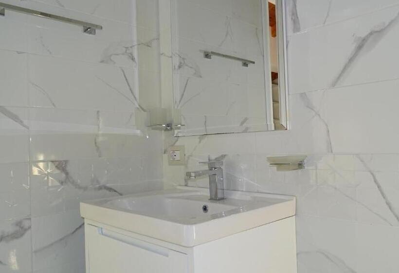 חדר דלוקס עם מרפסת נוף לים, Beach Restaurant Fabio