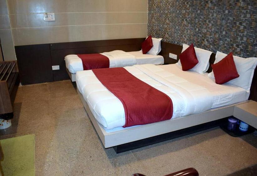 חדר סטנדרט לשלושה, Kansar Palace