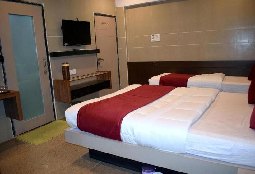 חדר סטנדרט לשלושה, Kansar Palace