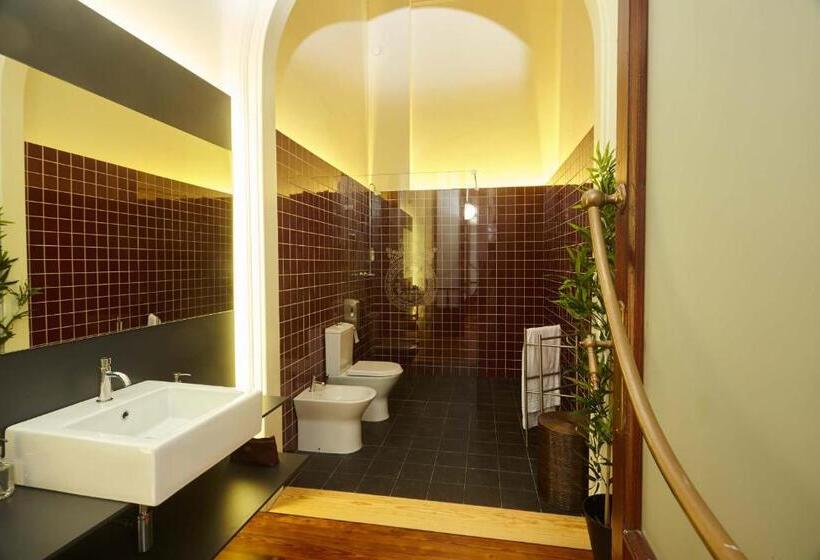 جناح عائلي, The Passenger Hostel