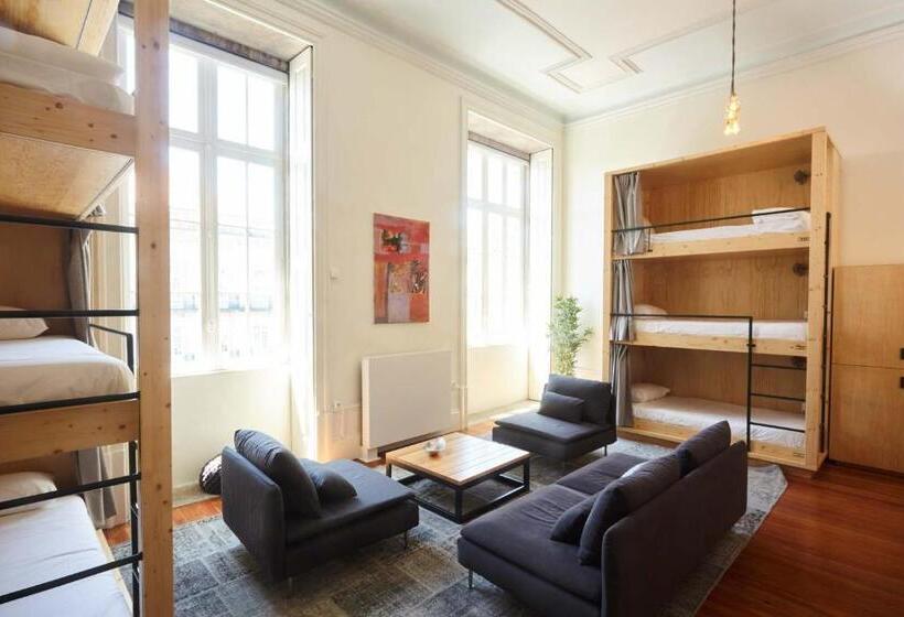 تختخواب در اتاق مشترک, The Passenger Hostel