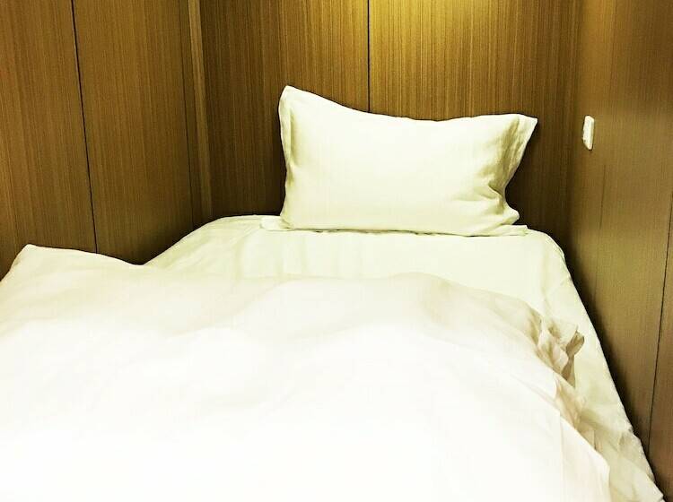 تختخواب در اتاق مشترک, Master Chitow Hostel