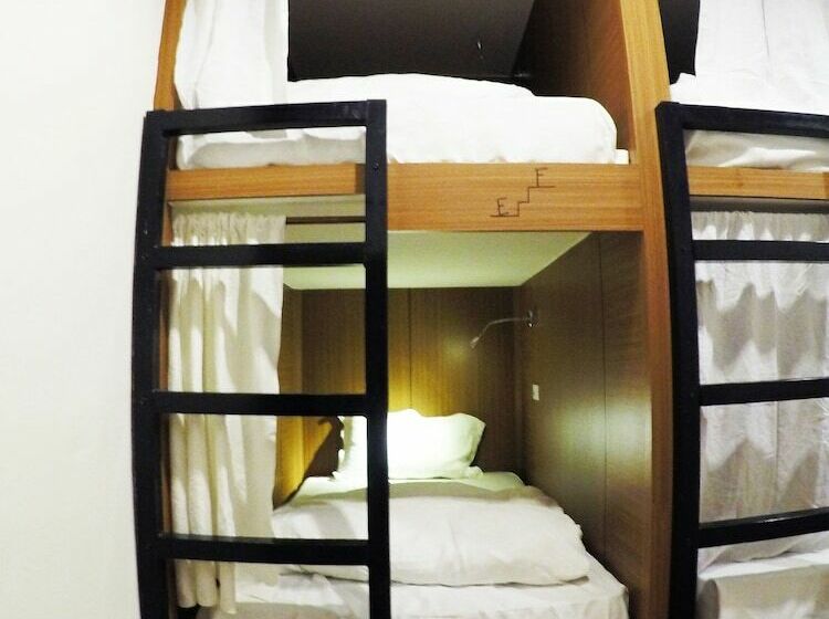 تختخواب در اتاق مشترک, Master Chitow Hostel