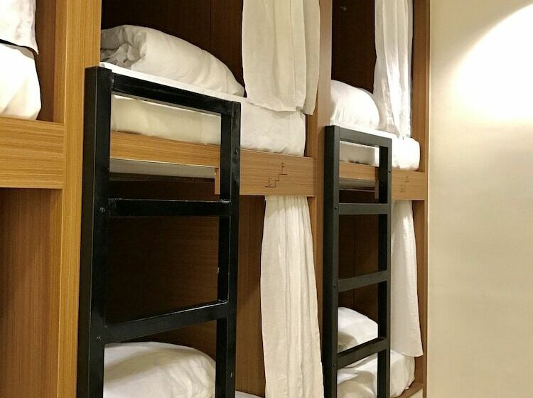 تختخواب در اتاق مشترک, Master Chitow Hostel