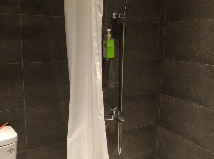 تختخواب در اتاق مشترک, Master Chitow Hostel