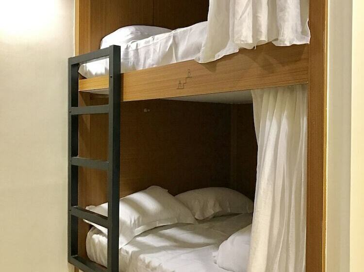 تختخواب در اتاق مشترک, Master Chitow Hostel