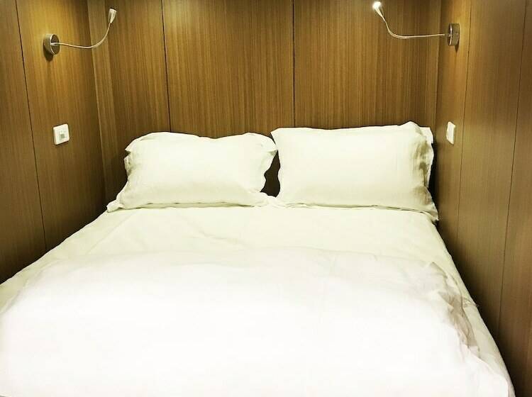 تختخواب در اتاق مشترک, Master Chitow Hostel