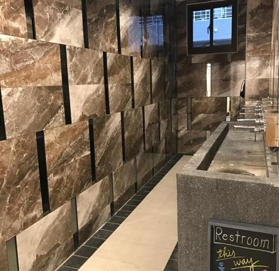 تختخواب در اتاق مشترک, Master Chitow Hostel