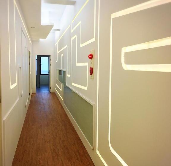 تختخواب در اتاق مشترک, Master Chitow Hostel