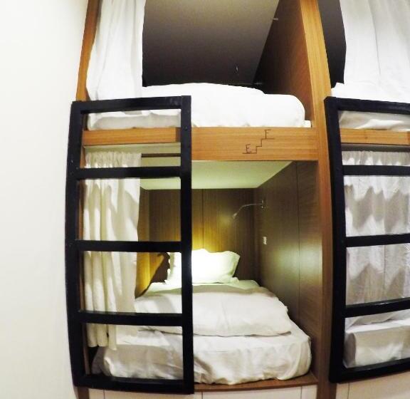 تختخواب در اتاق مشترک, Master Chitow Hostel