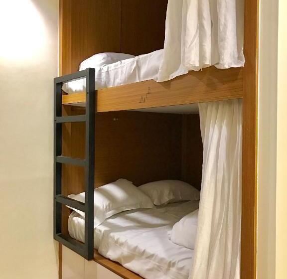 تختخواب در اتاق مشترک, Master Chitow Hostel