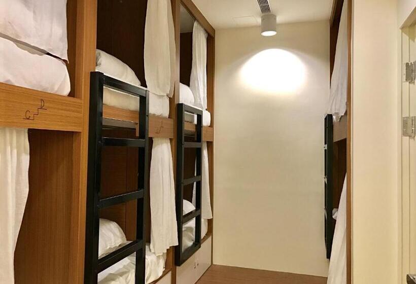 تختخواب در اتاق مشترک, Master Chitow Hostel