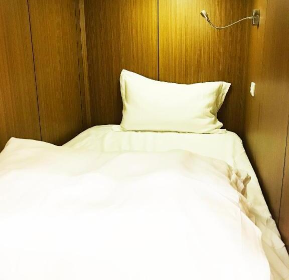 تختخواب در اتاق مشترک, Master Chitow Hostel