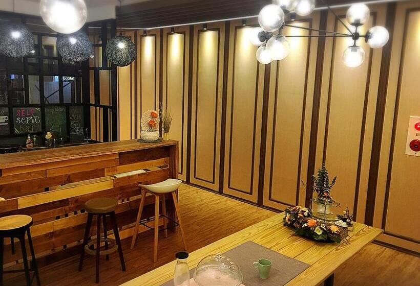 اتاق خانوادگی با سرویس بهداشتی مشترک, Master Chitow Hostel