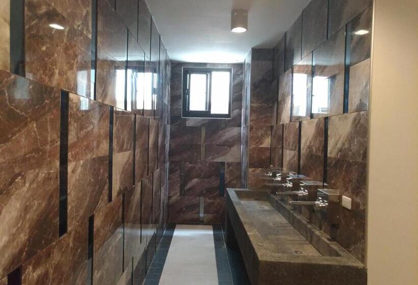 اتاق خانوادگی با سرویس بهداشتی مشترک, Master Chitow Hostel