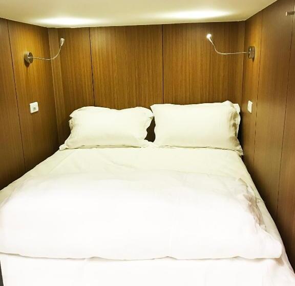 اتاق خانوادگی با سرویس بهداشتی مشترک, Master Chitow Hostel