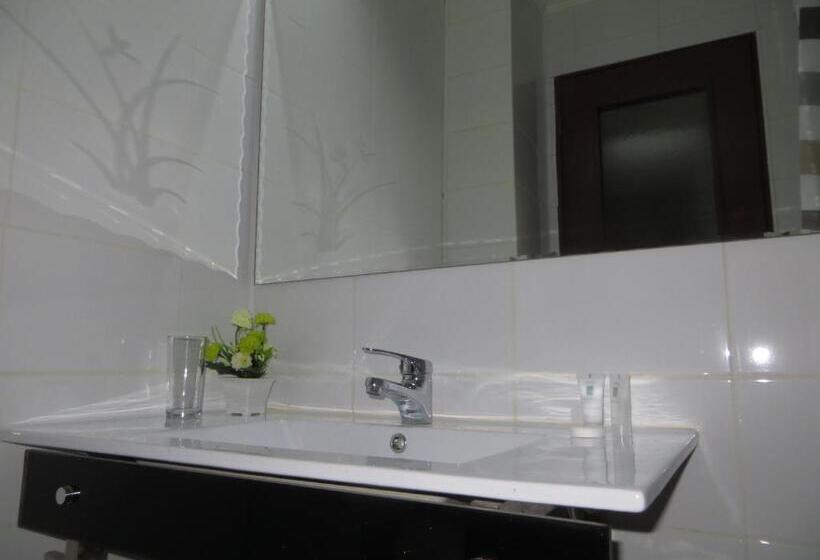اتاق استاندارد سه نفره, Newen