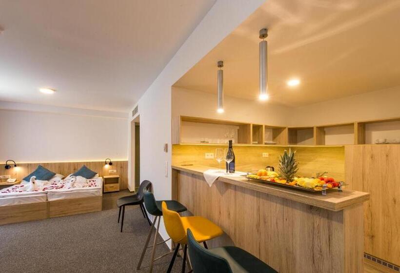 Люкс с гидромассажем, Akademia