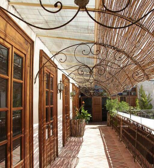 חדר בסיסי, Amor Y Paz