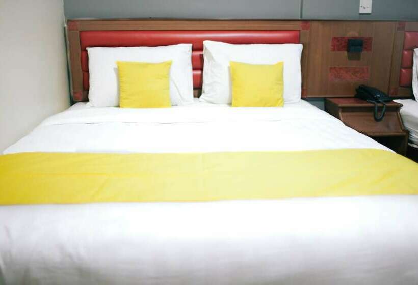 חדר משפחתי, Gloris