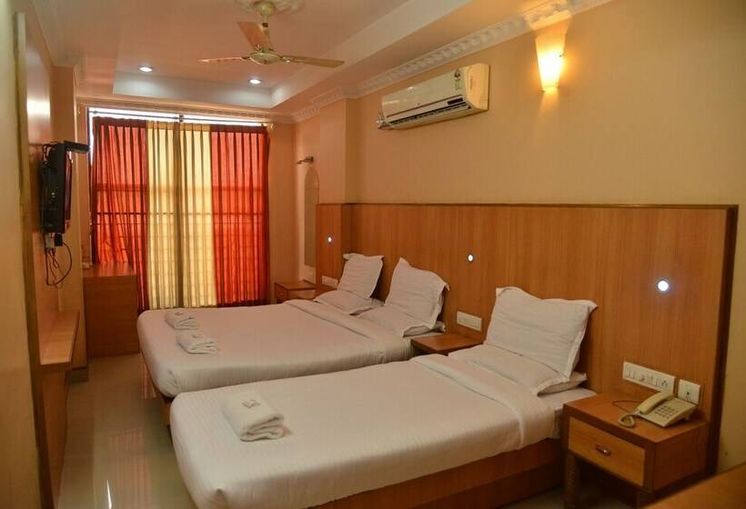 Трехместный Номер Deluxe, Megha Residency