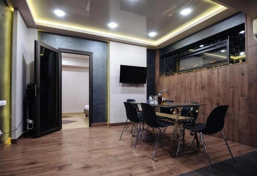 스탠다드 룸, Golden Seconds