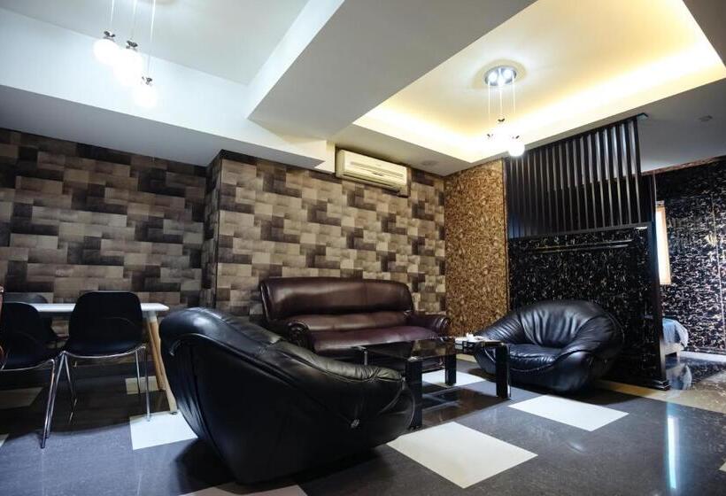 스탠다드 자쿠지 룸, Golden Seconds